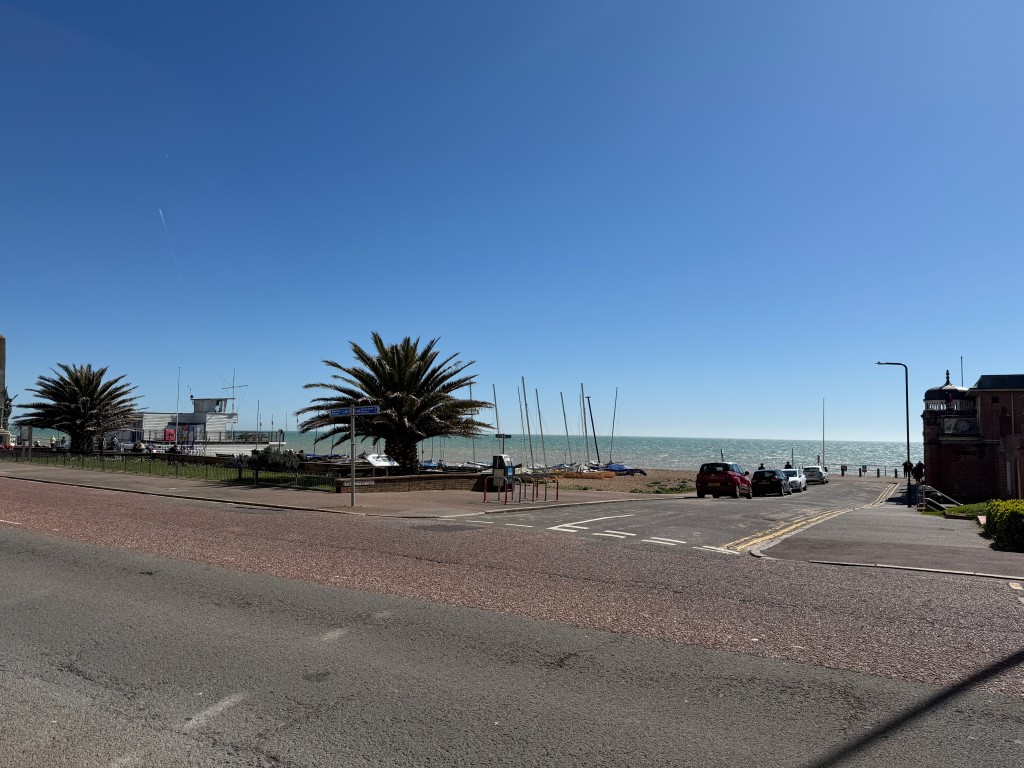 Lot: 52 - GROUND FLOOR AND BASEMENT PREMISES WITH SEA VIEWS - View toward the sea